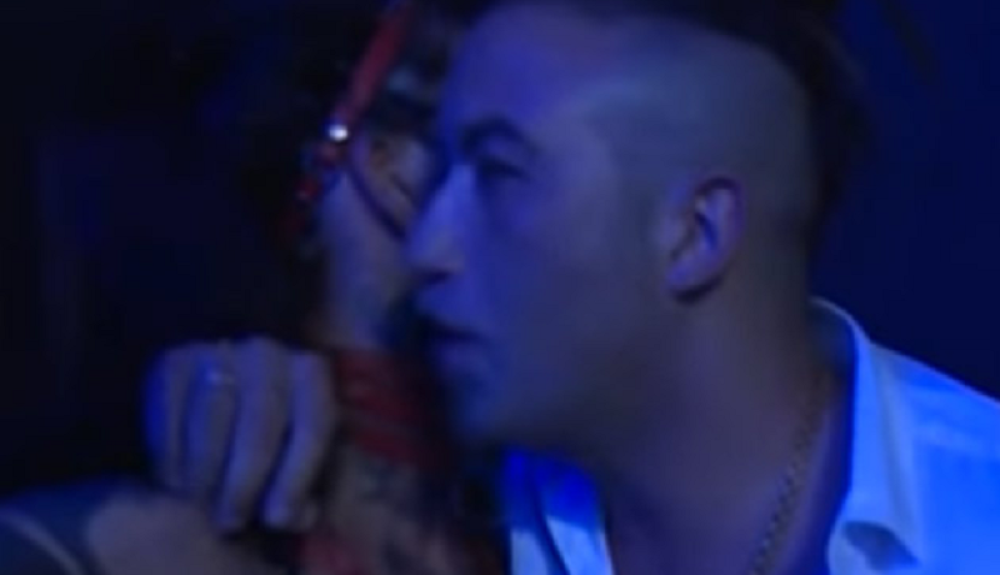 Rasta u zagrljaju popularne starlete (VIDEO)