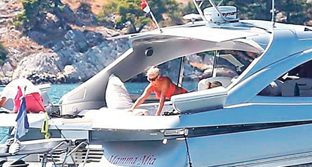 Brena plovi, na Bobu ne misli!