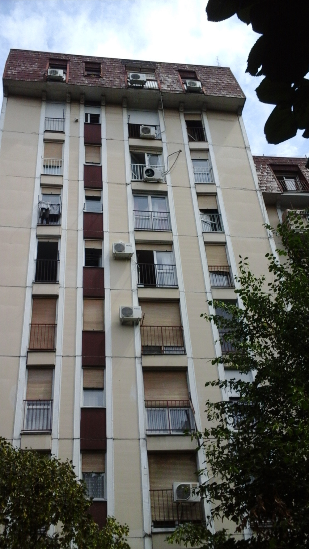 Muškarac pao sa zgrade