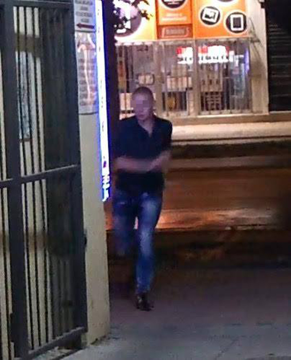 Huligan nogom razbio reklamu (VIDEO)