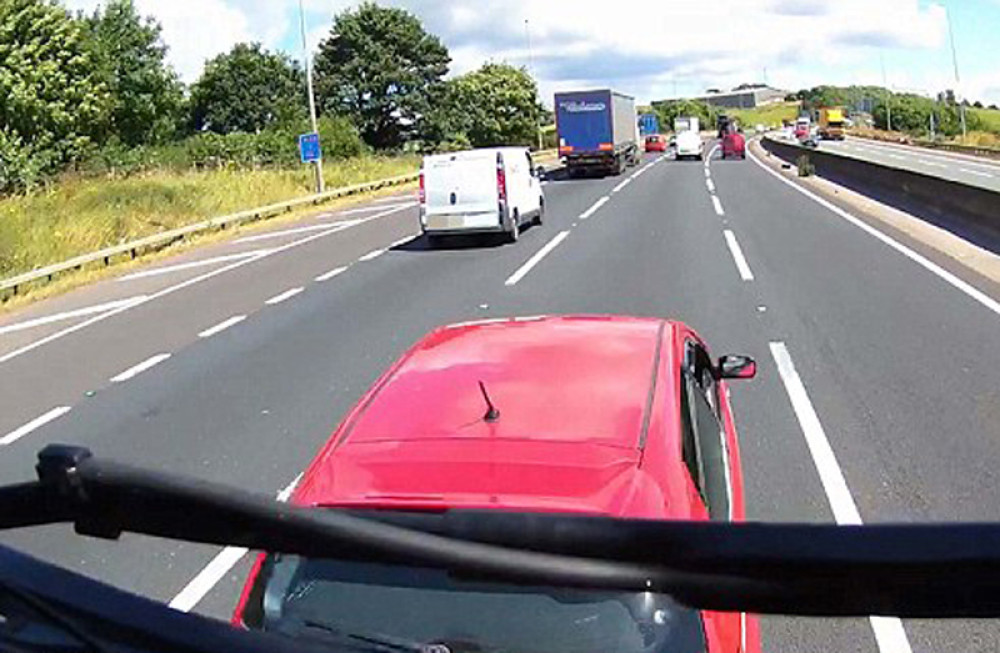 Na autoputu naglo zakočio ispred kamiona (VIDEO)