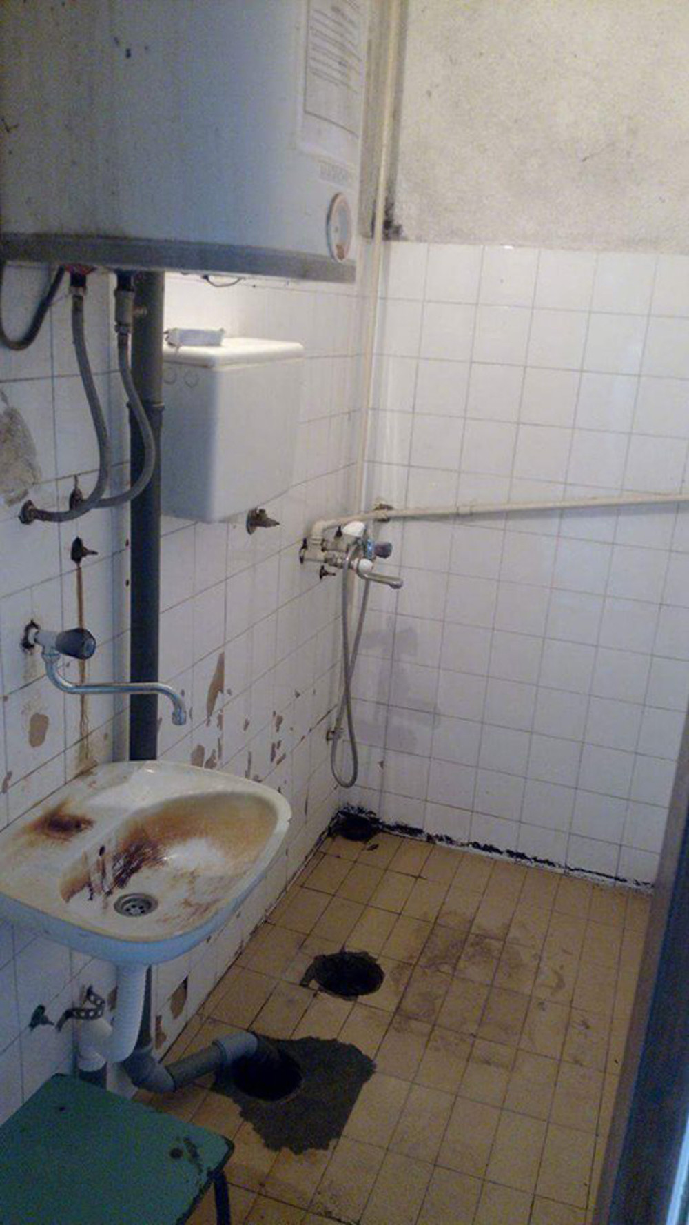 Majka i sin pronađeni mrtvi u kupatilu