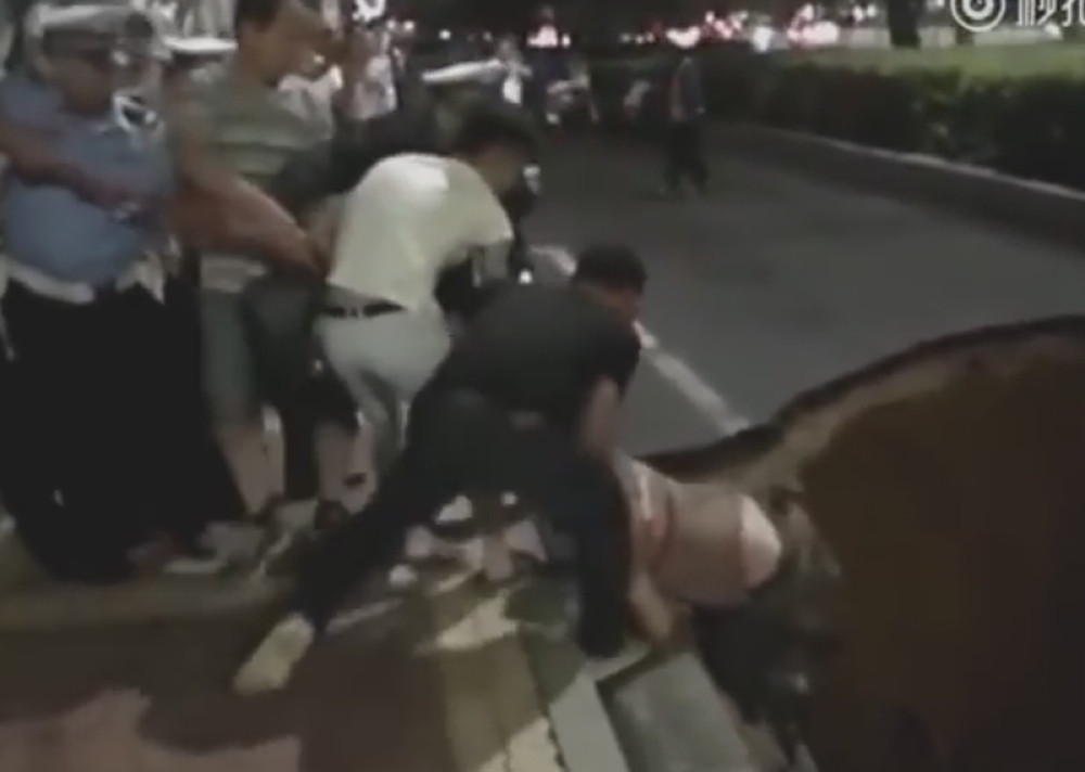 Otvorila se džinovska rupa na putu, poginulo najmanje 6 ljudi!