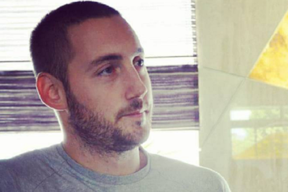 Oglasio se radnik koji je udario Strugara: "Rekao mi je da smrdim i nije hteo da skuplja izmet"