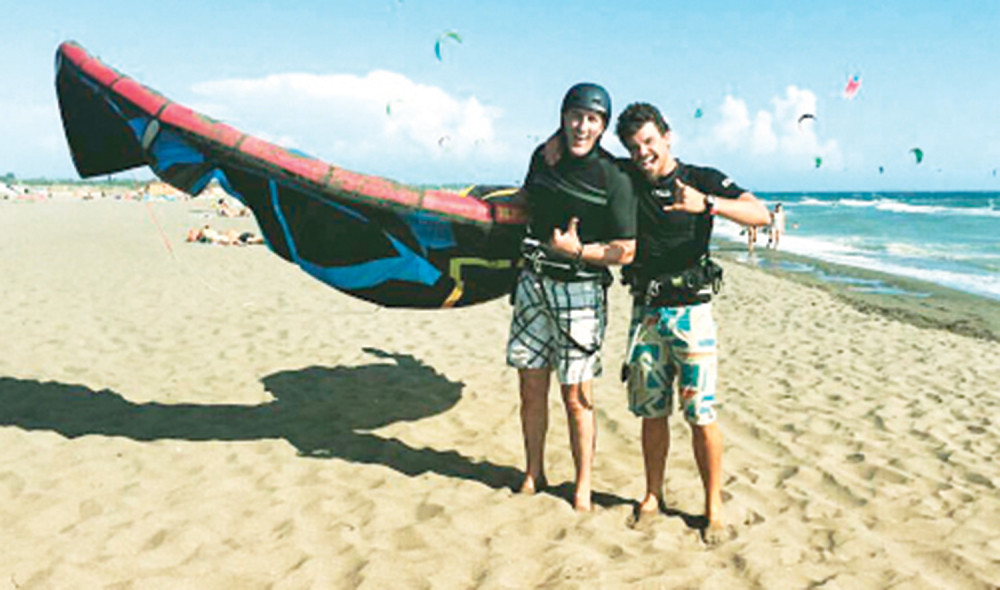 Sergej Ćetković uči da surfuje