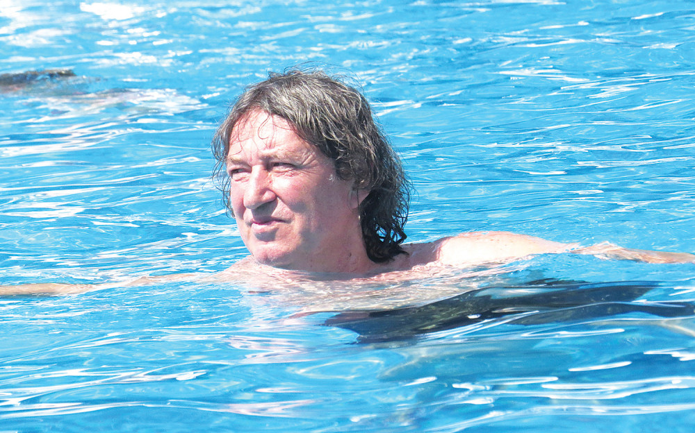 "Legenda" se brčka u bazenu! (VIDEO)