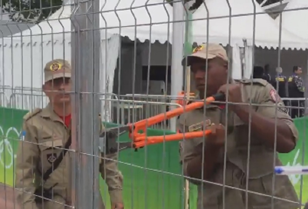 Neverovatan gaf volontera u Riju (VIDEO)