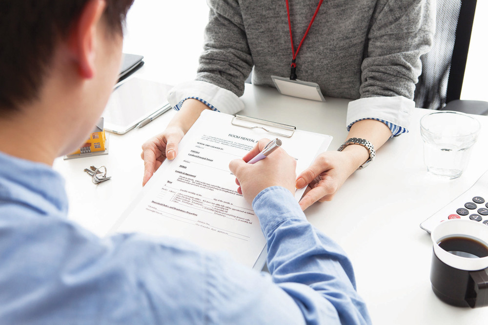 Na imena klijenata uzeo sedam mobilnih!