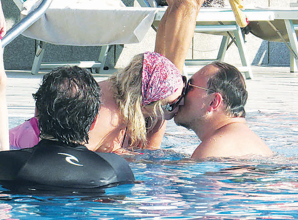 Knez navalio na devojku (VIDEO)