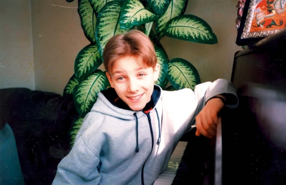 Prepoznajete li pevača sa slike?