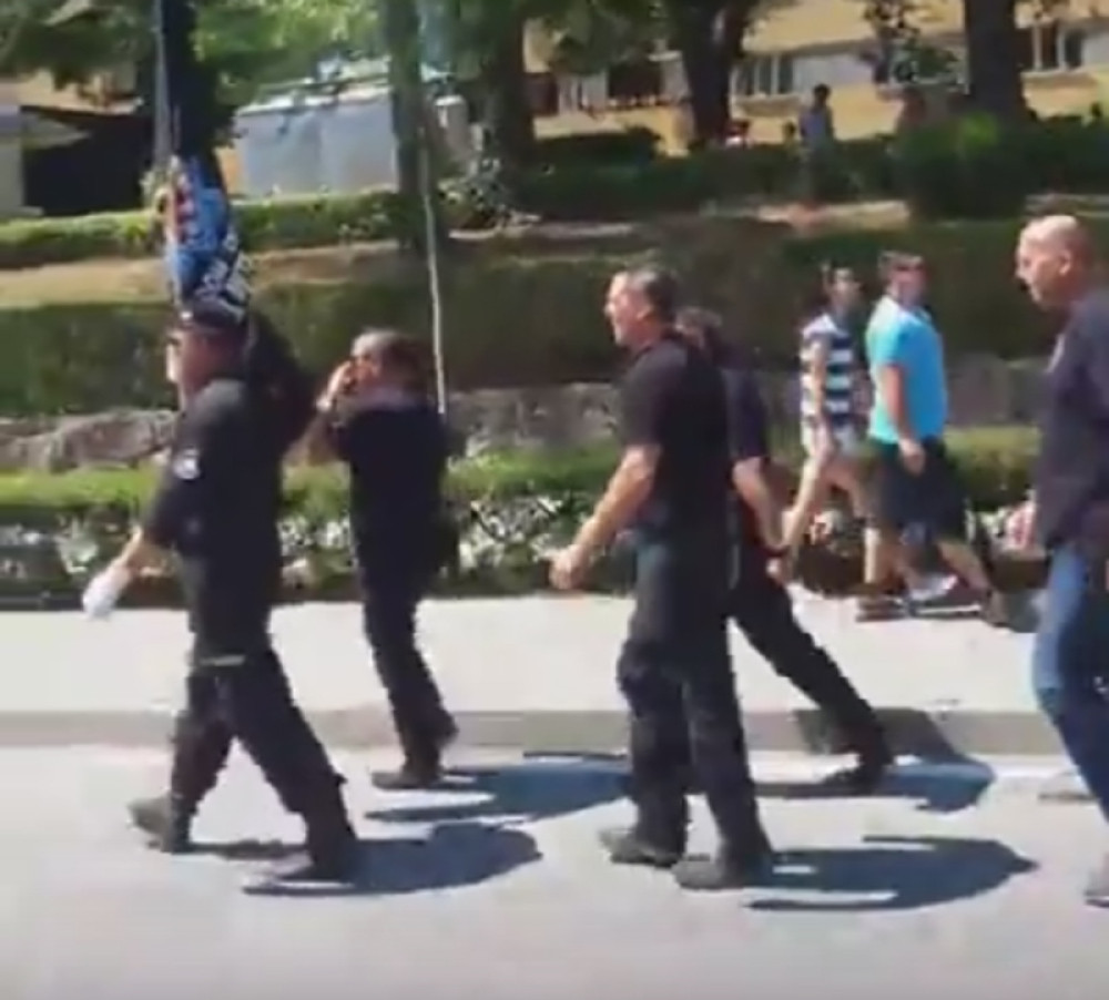 Marširaju Kninom i uzvikuju "Za dom spremni" (VIDEO)