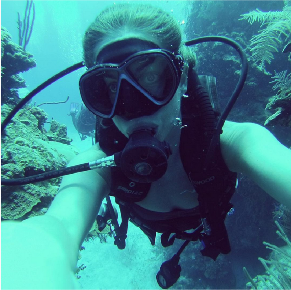 Glumica naletela na ajkule! (VIDEO)