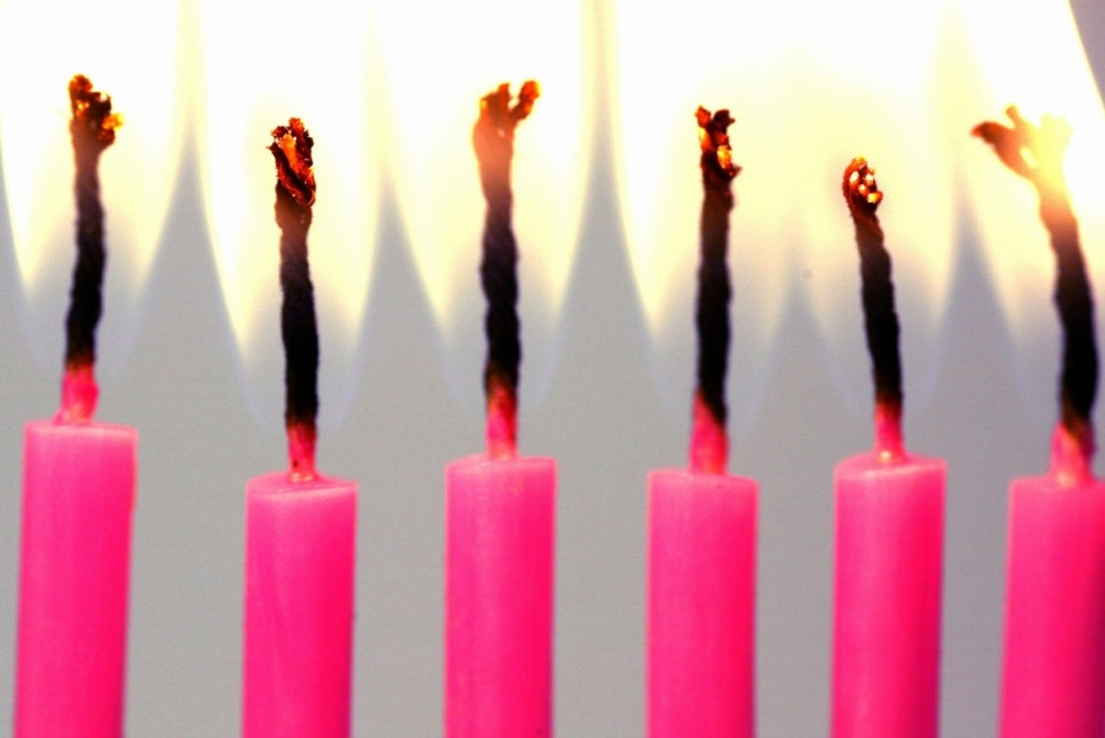 Svećice sa torte izazvale požar, 13 mrtvih!