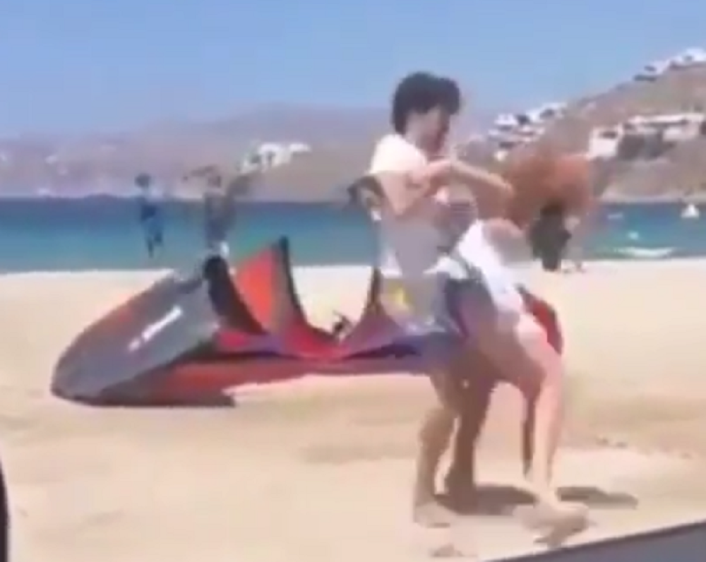 Verenik napao Lindzi Lohan nasred plaže (VIDEO)