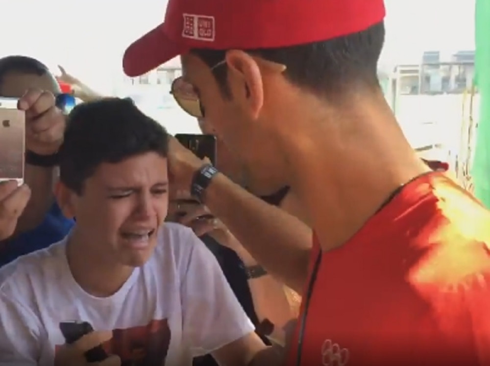 Dečak briznuo u plač, Novak ga utešio (VIDEO)