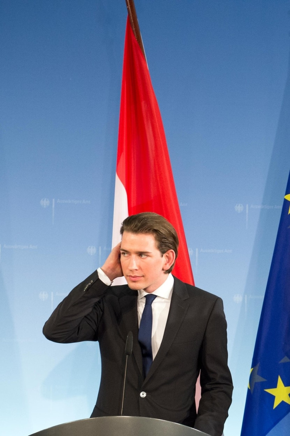 Formirao prelaznu Vladu! Nema čekanja! Među novim ministrima i Luif koji je službovao na Kosovu i u BiH!