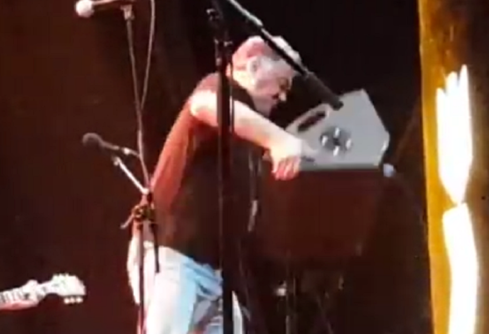 Roker razbio opremu zbog lošeg ozvučenja (VIDEO)