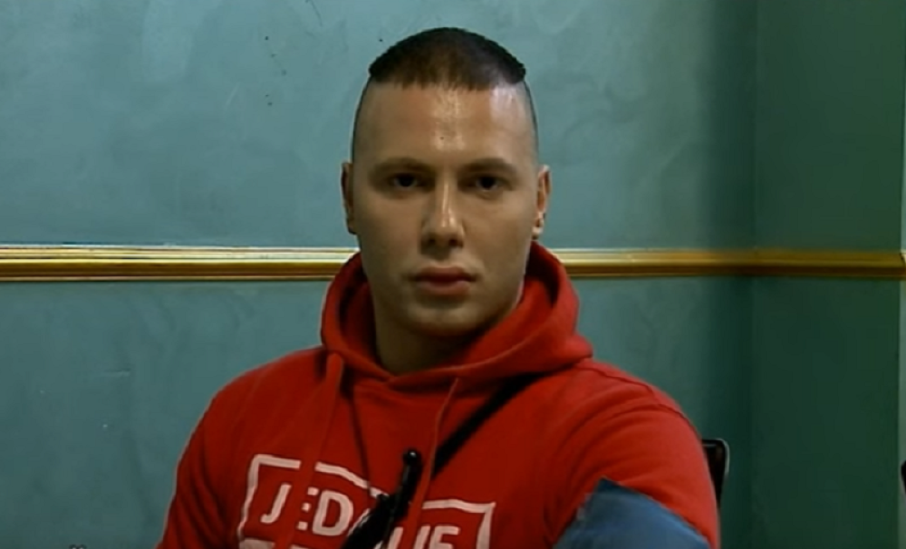 Besni Brendon pokazao diplomu (FOTO)