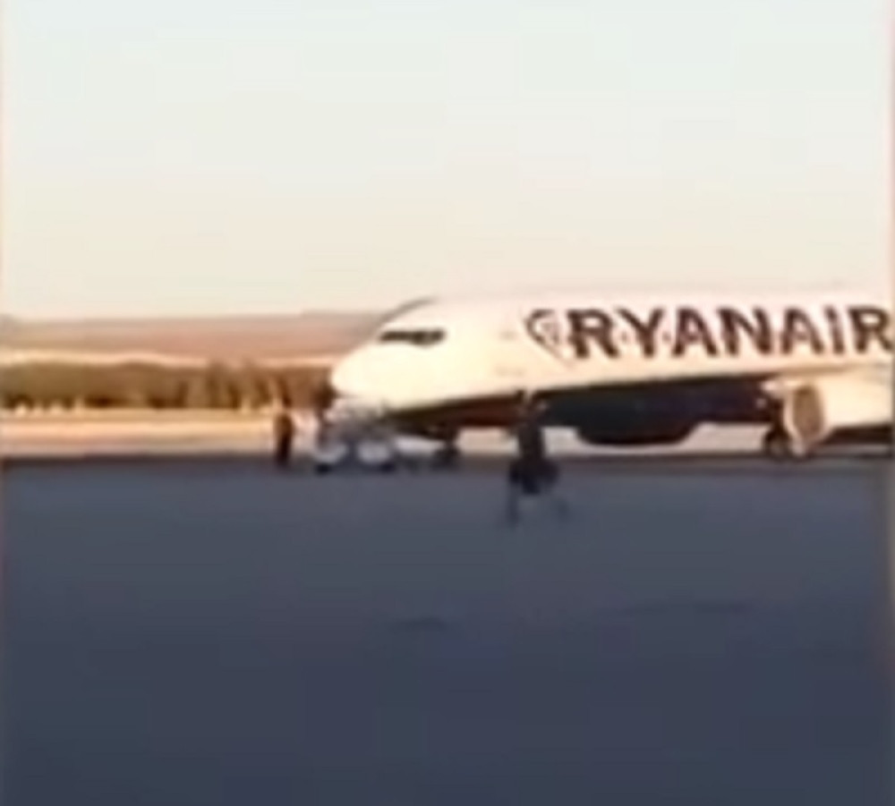 Kasnio na let, pa istrčao pred avion! (VIDEO)