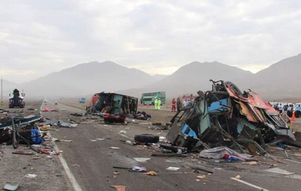 U sudaru dva autobusa 17 poginulih