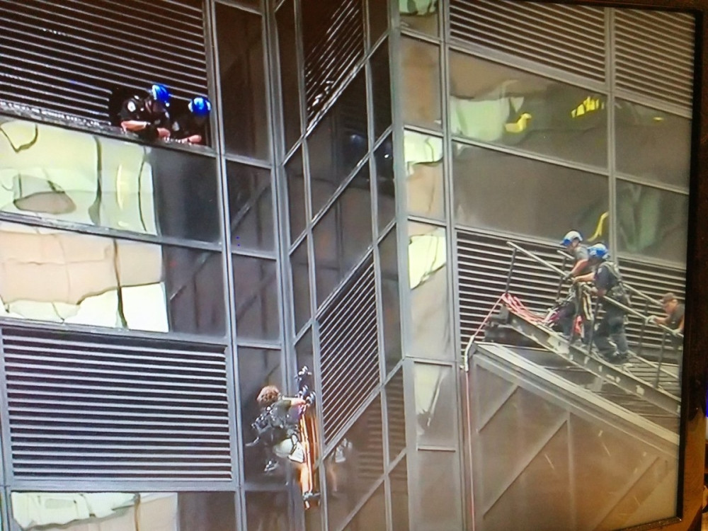 Uhapšen mladić koji se penjao na Trampov toranj (VIDEO)