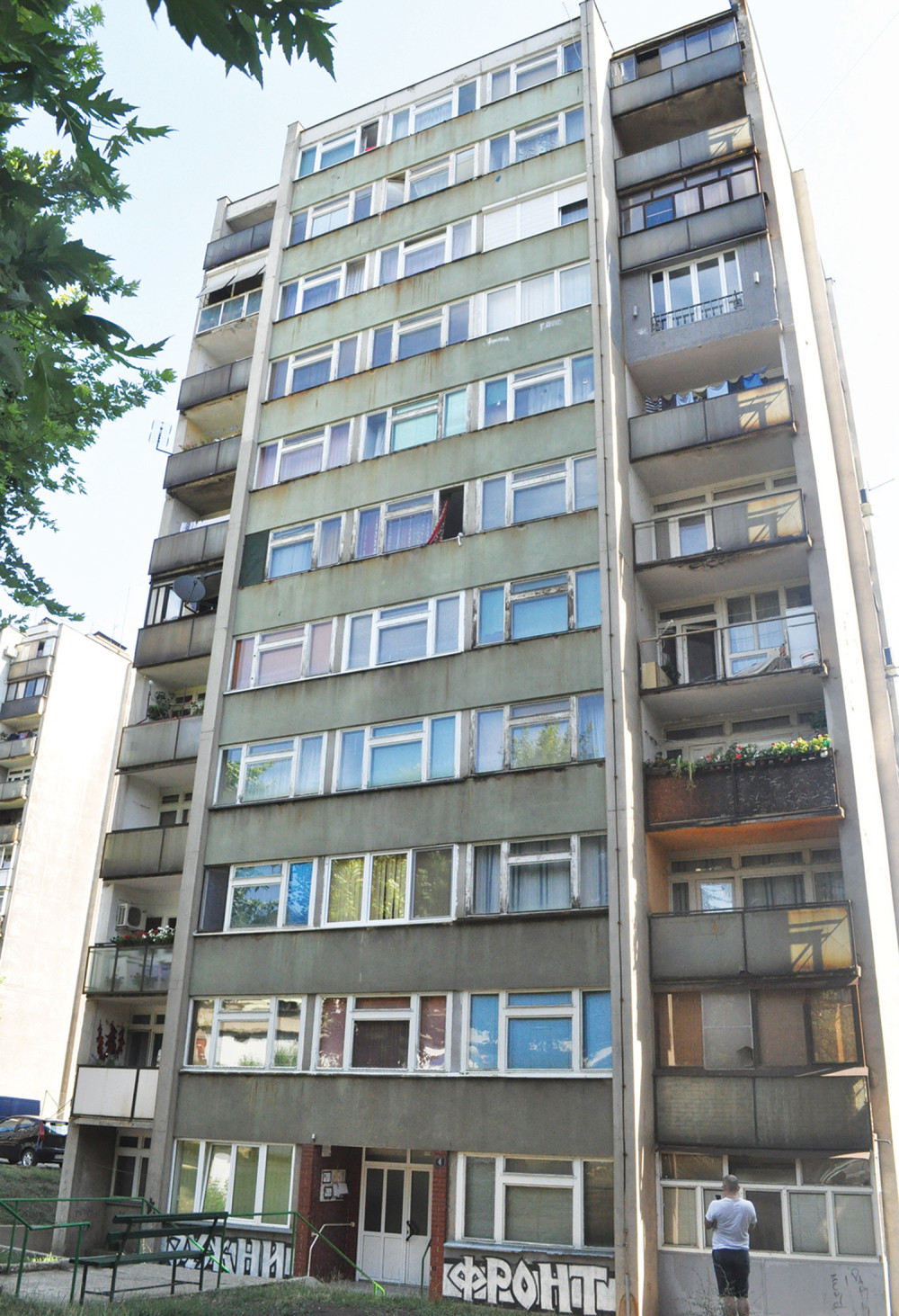 Dečak (15) pao sa zgrade bežeći od policije