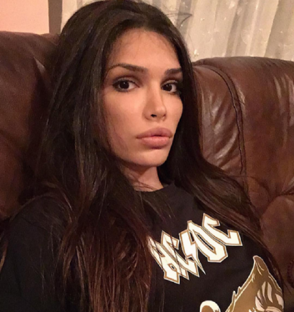 Seksipilna supruga bivšeg fudbalera Zvezde totalno gola ispred ogledala zaludela fanove na Instagramu! (VIDEO)