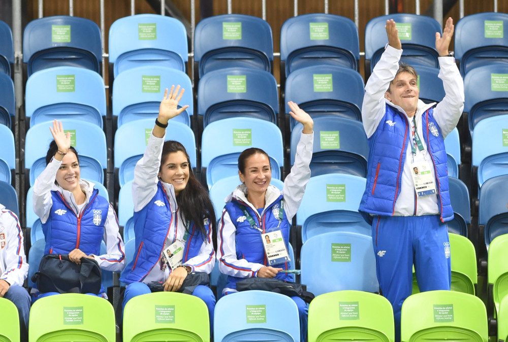 Tekvondistkinje Milica i Tijana bodrile košarkašice (FOTO)