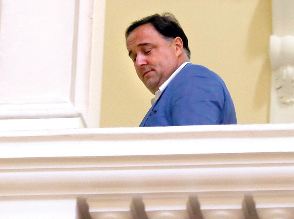 Babić se šunja po Skupštini i nadgleda naprednjake