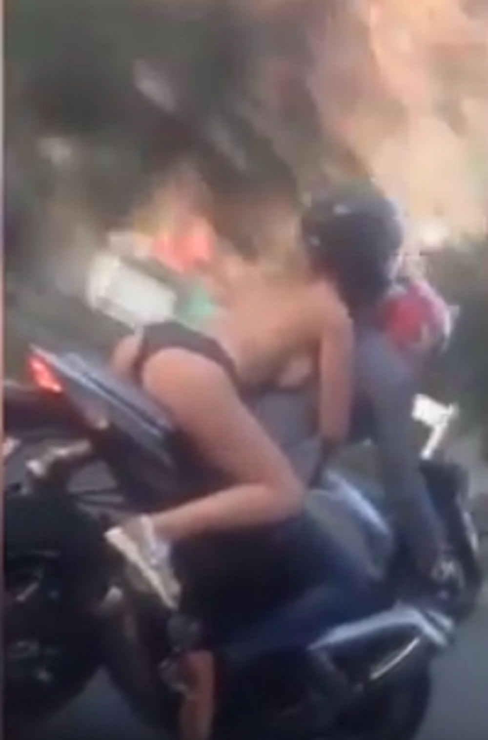 Vozila se gola na motoru i dobila po guzi (VIDEO)