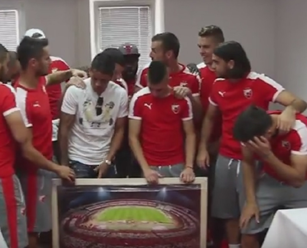 Igrači Zvezde na rastanku uručili poklon Ibanjezu (VIDEO)