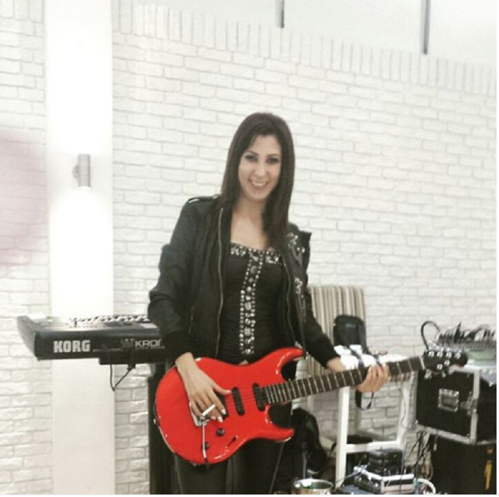 Pevačicu gađali flašama na svadbi!