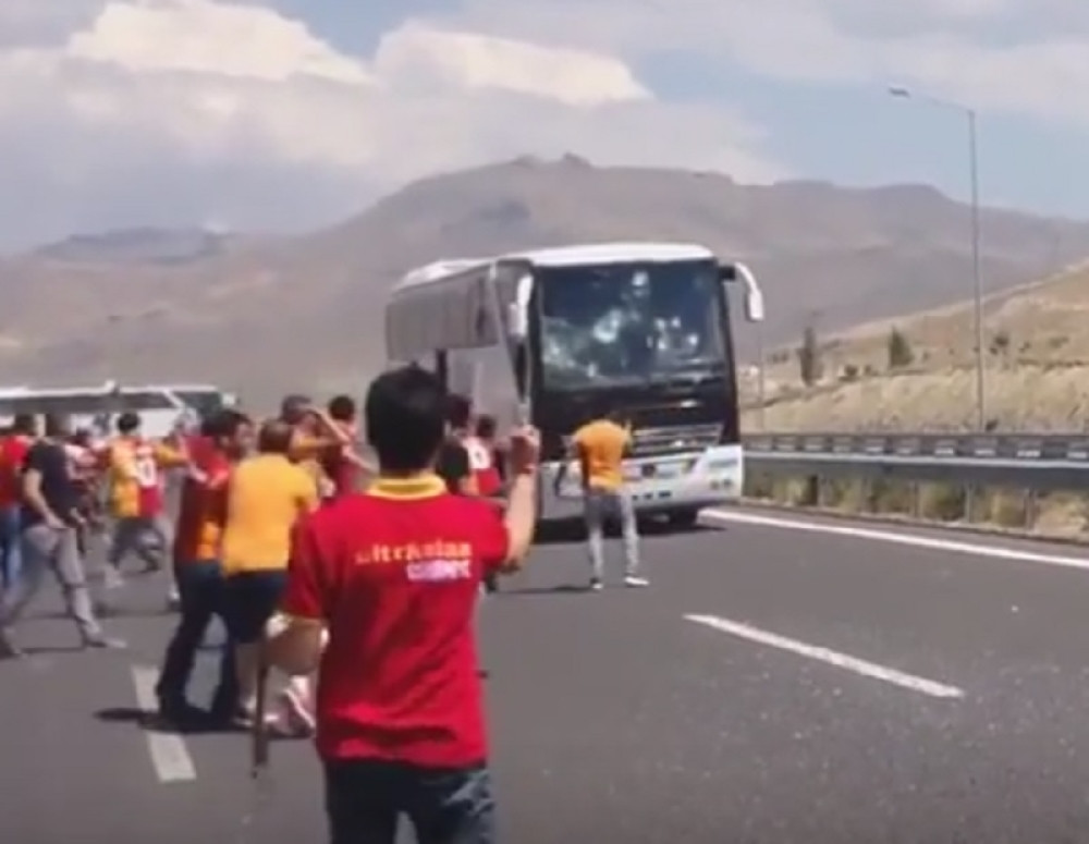 Huligani Galatasaraja napali pristalice Bešiktaša (VIDEO)
