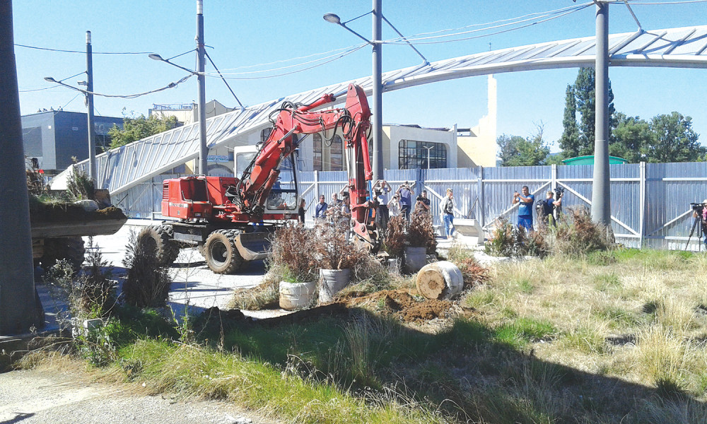 Uklanjaju Park mira s mosta na Ibru