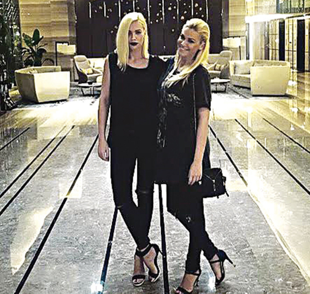 Nataša i Kristina luduju po Kini