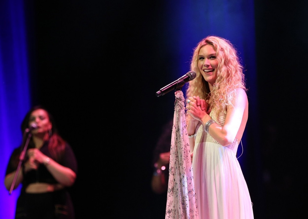 Ovacije za "belu Aretu Frenklin" (VIDEO)