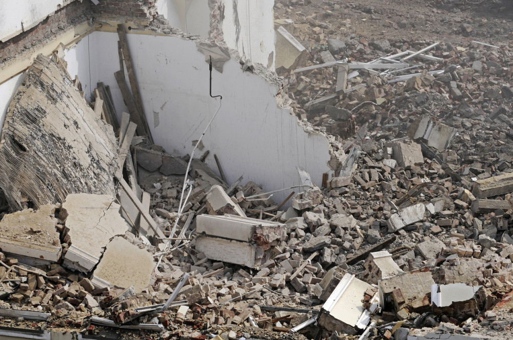 Obrušio se zid na gradilištu, PAO NA DVA METRA OD ŽENE!