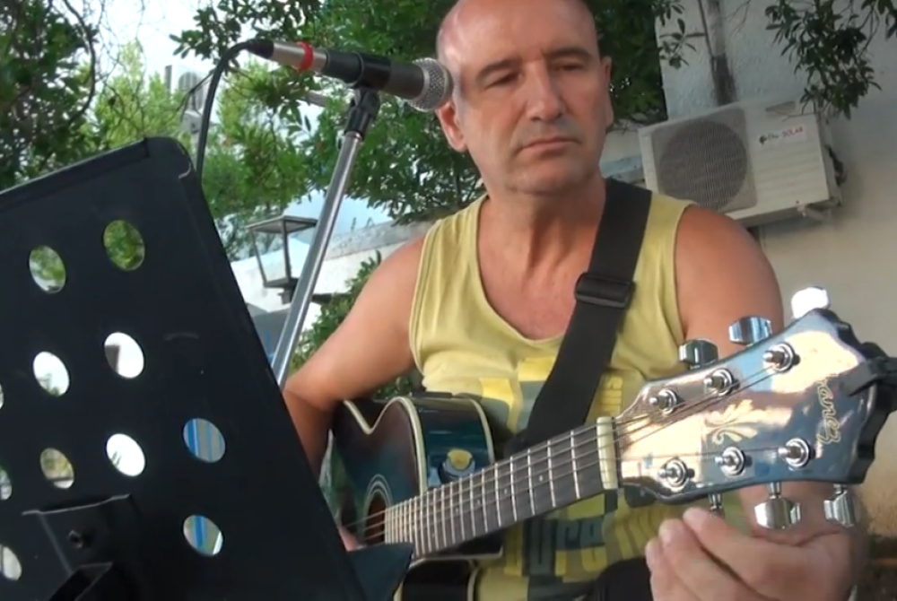 Možda nije poznat, ali je najpopularniji na estradi (VIDEO)