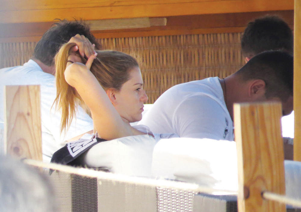 Trudna Jeca spava u dečkovom krilu!