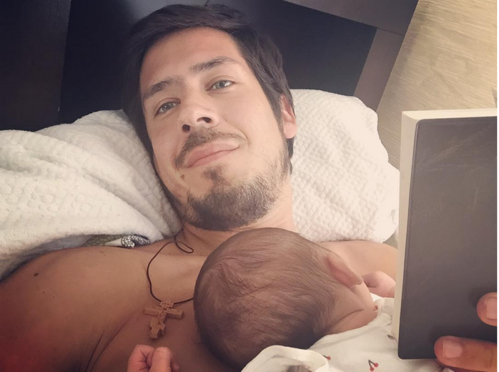 Ovako Nikola Rokvić uspavljuje ćerkicu