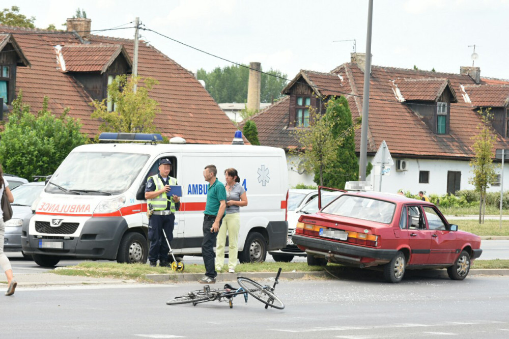 Automobilom oborio biciklistu