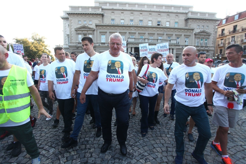 Šešelj Trampovim likom udara na Bajdena (FOTO)