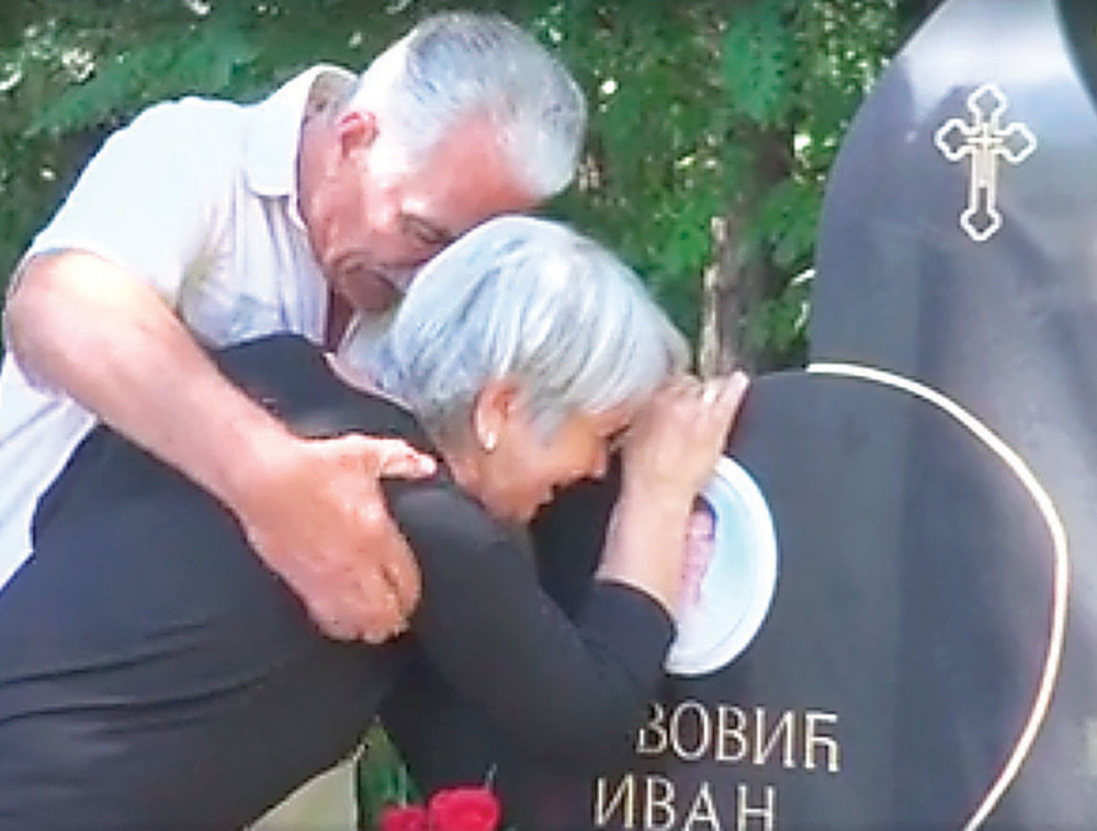 Majka ubijenog dečaka vratila Tačiju cveće!