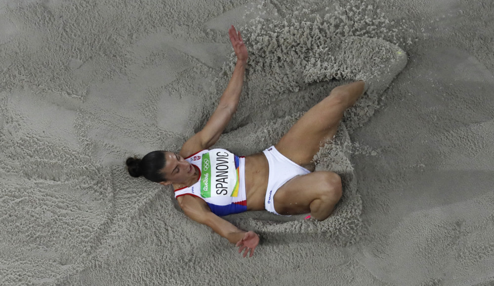 ŠTA JOJ SE TO OCRTAVA NA GRUDIMA? Da li je ovo pirsing na bradavicama Ivane Španović? (VIDEO)