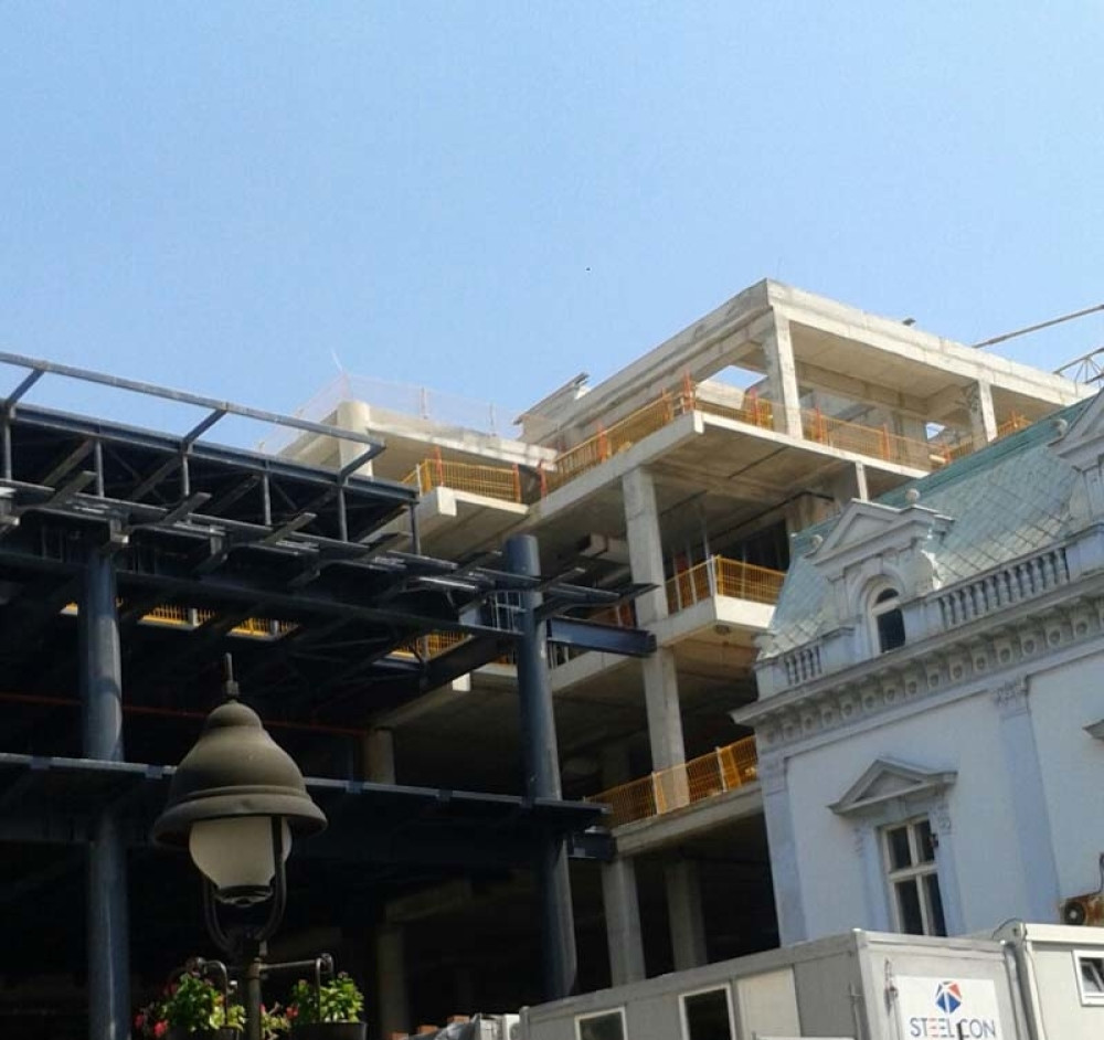 Pao sa zgrade u Knez Mihailovoj!