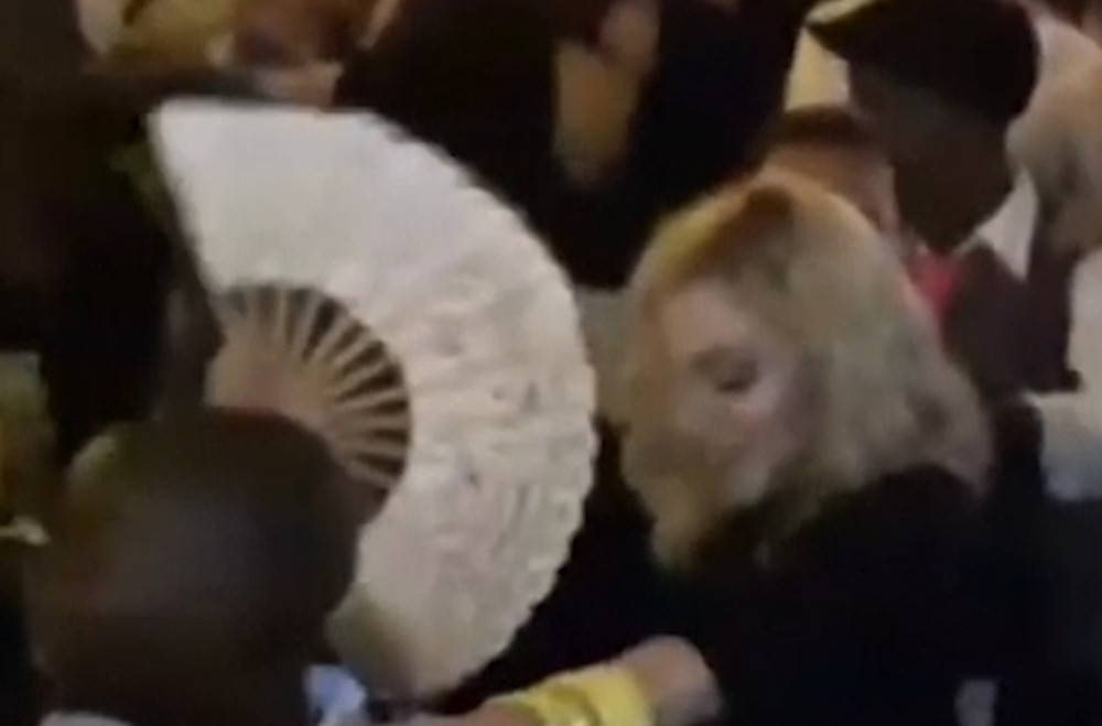 Madona slavila rođendan na stolu (VIDEO)