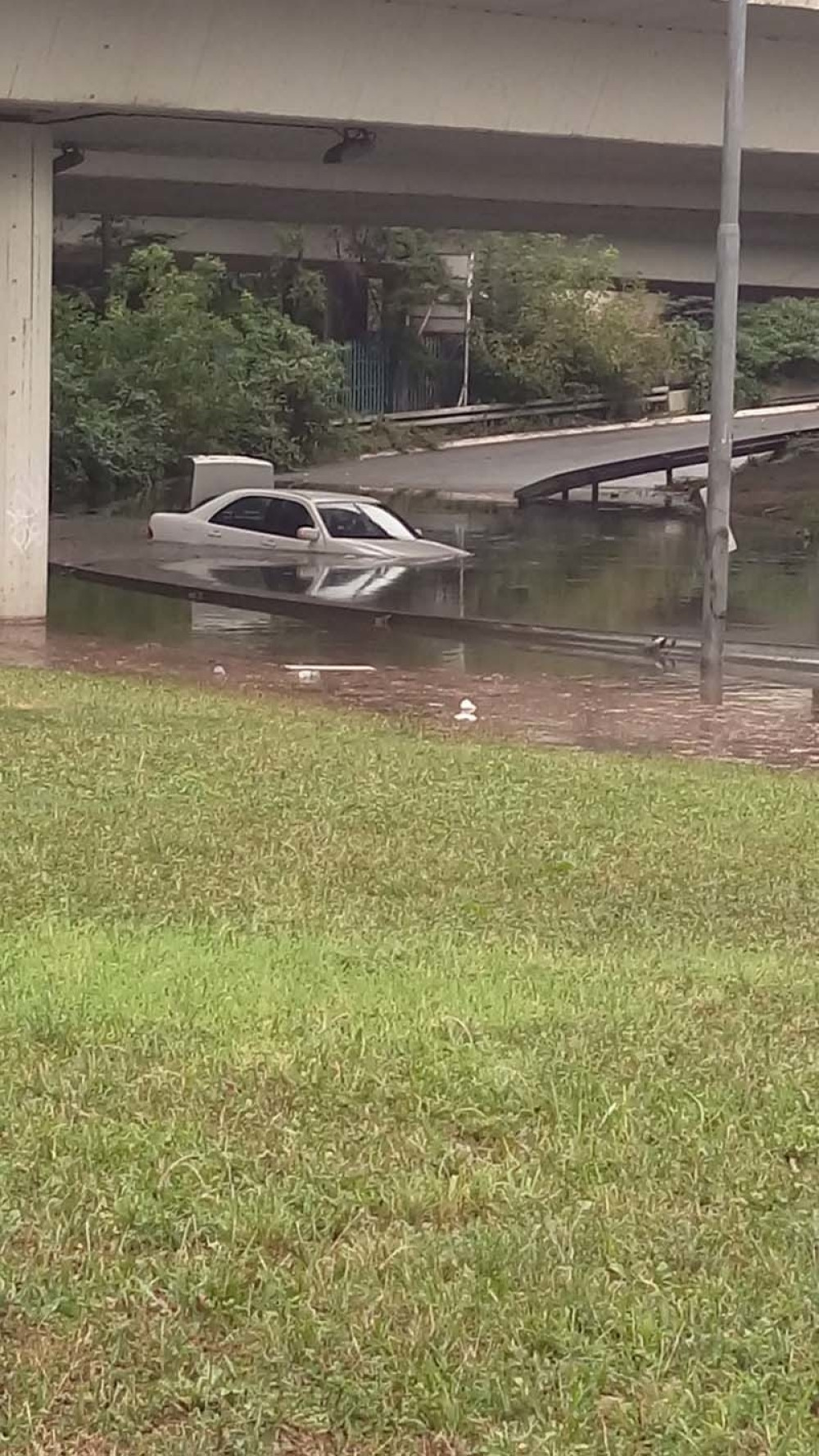 Voda potopila automobil (FOTO)
