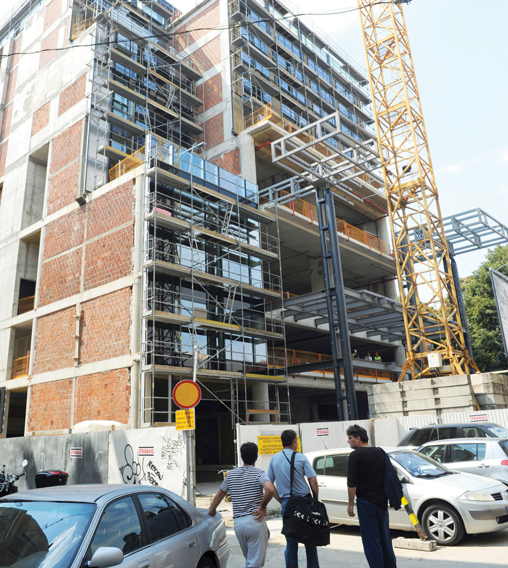 Pao sa zgrade nameštajući prozor