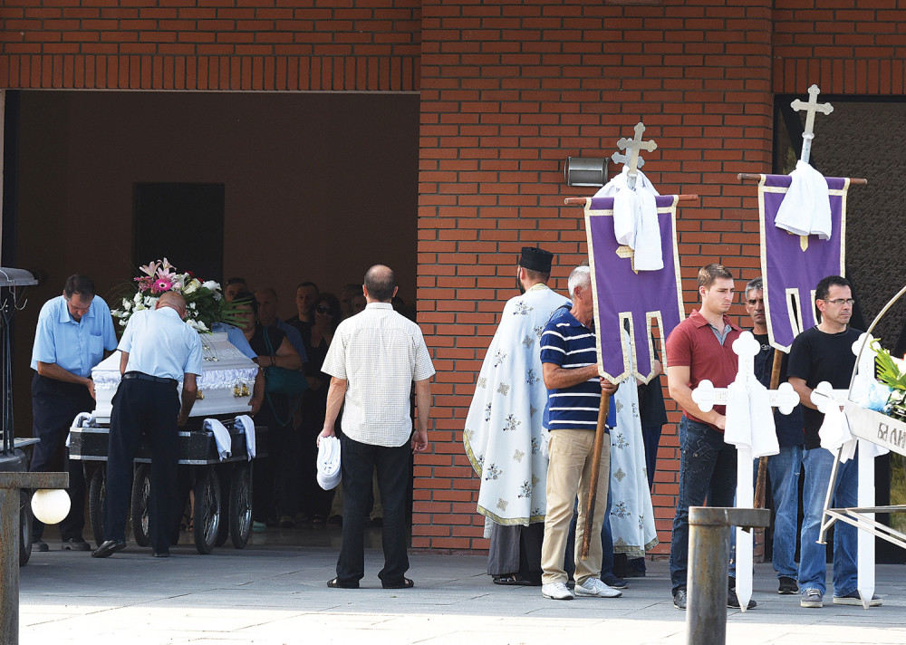 Mala Nikolina sahranjena u naručju majke