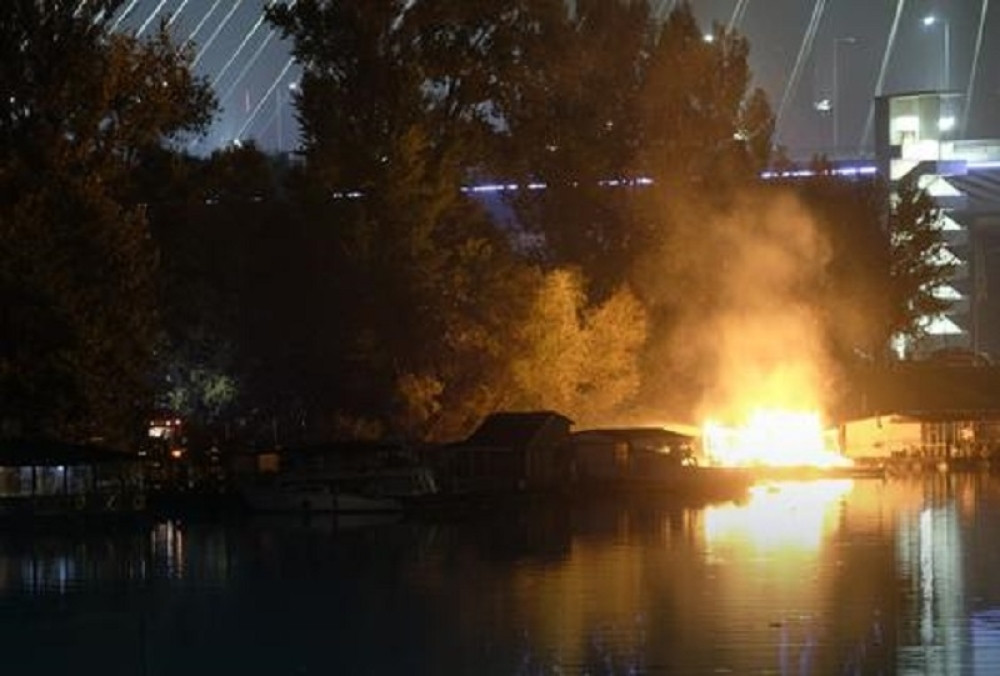 Izgoreo splav na Adi, jedna osoba povređena (FOTO)